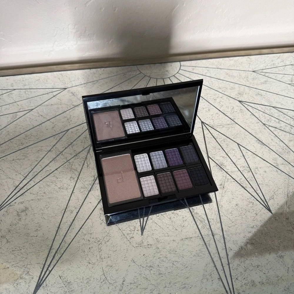 Doucce Eyeshadow Palette with Purple and Brown Hues
